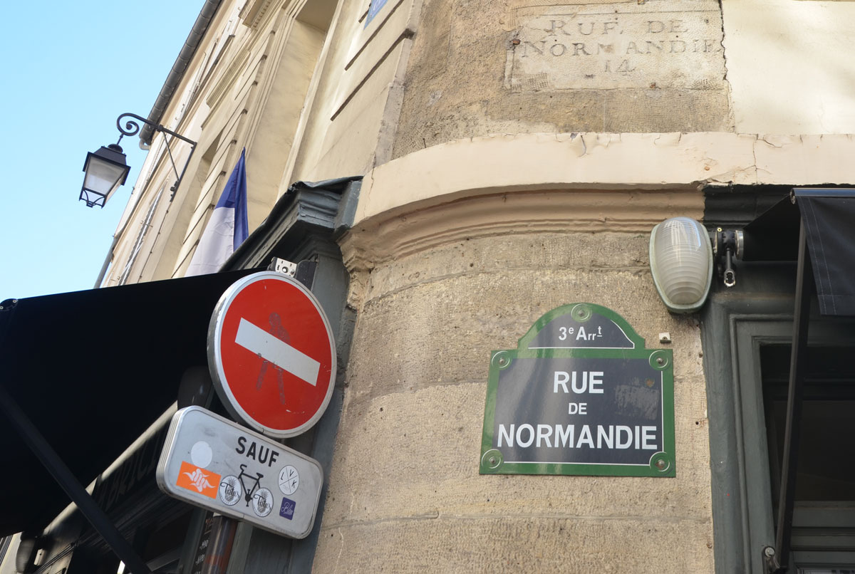 graffiti altered no entry sign, red circle with a white horizontal bar - added a figure that looks like it's struggling to pick up the bar