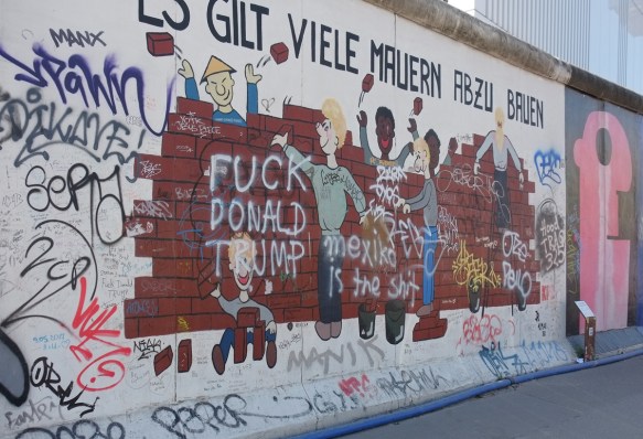 part of a mural on Berlin Wall, Eastside gallery - es gilt viele mauern