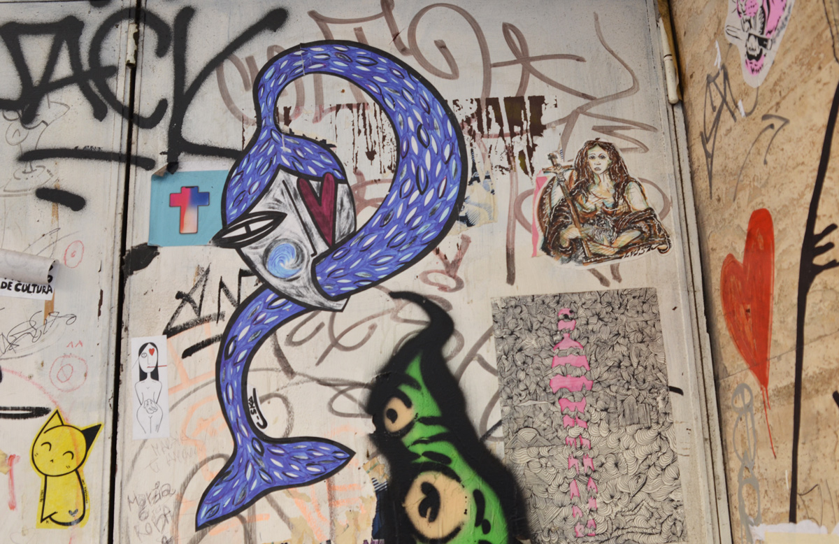 long purple fish biting itself