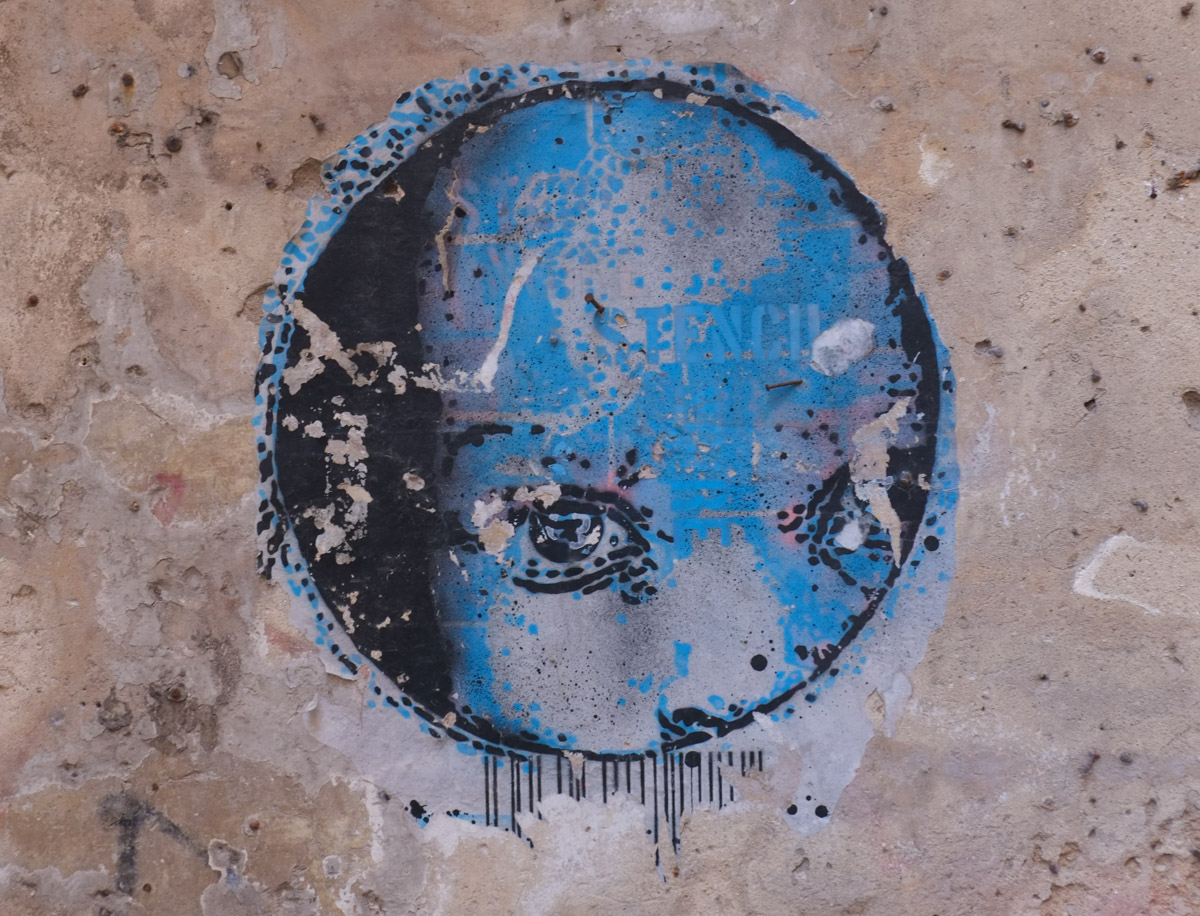 blog_blue_circle_eyes