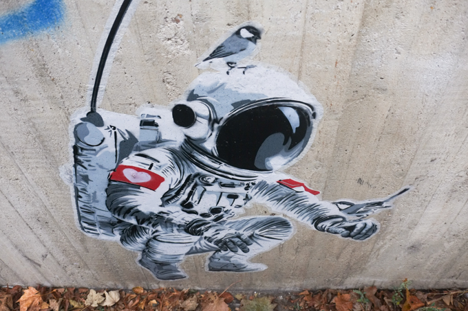 street art on Hochstadenring in Bonn Germany,black and white stencil of an astronaut and three chickadees by Sieleise