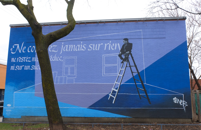 mural by Gene Pendon in Montreal, in blues, a man sitting on top of a ladder, with text in French Ne compte jamais sur rien ne restez ni sur un echec, ni sur un succes