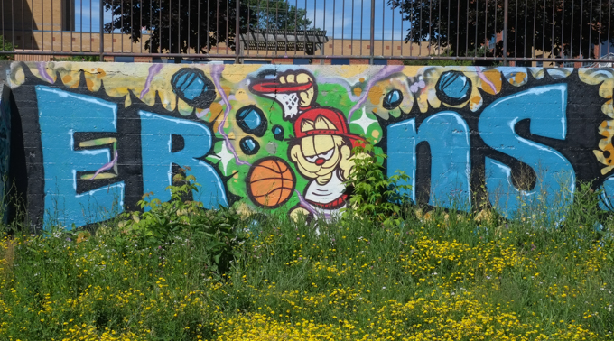 Garfield the cat  is a basketball star in a mural