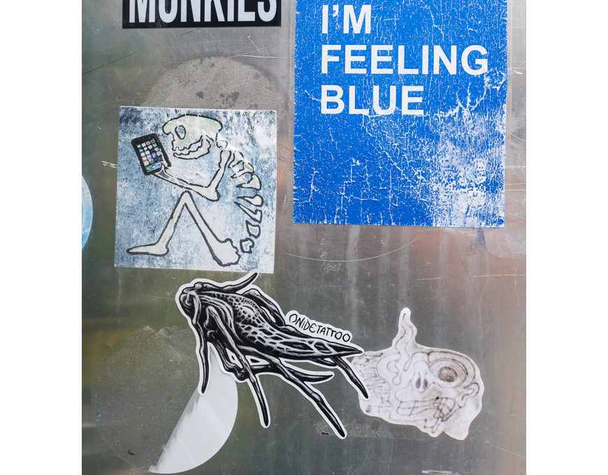 slaps on the back of a sign, a blue square with text that says I am blue.